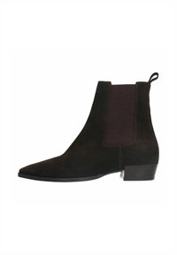 Bottine en suede marron avec un bout pointu, des panneaux latéraux élastiques et un petit talon en bloc. Présente des coutures contrastantes et une languette de tirage.