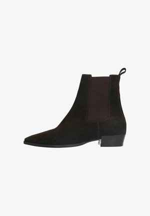 Bruine suède enkelband met een spitse neus, elastische zijkanten en een lage blokhak. Heeft contrasterende stiksels en een trekhaak.