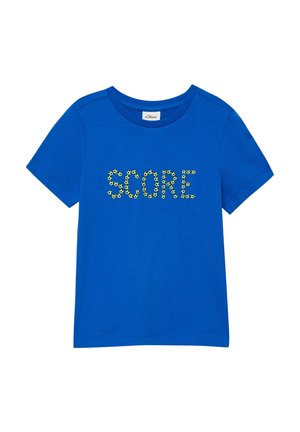 Blauw T-shirt met korte mouwen, met het woord "SCORE" gespeld in gele en zwarte voetbalpatronen over de borst.