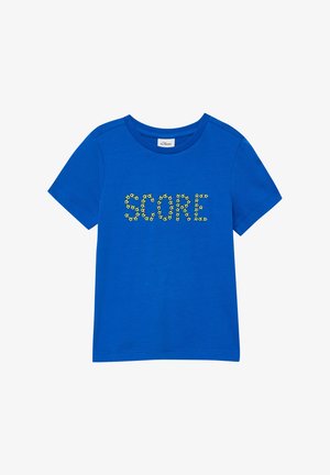 Niebieski t-shirt z krótkim rękawem z napisem „SCORE” ułożonym z żółtych i czarnych wzorów piłki nożnej na wysokości klatki piersiowej.