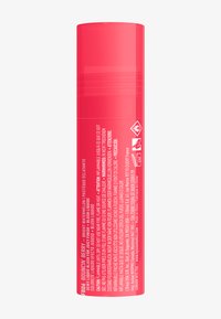 Spray bottle cilindrica di colore rosa brillante con finitura lucida. Testo in bianco e rosso che dettaglia le informazioni sul prodotto e avvisi sul lato.
