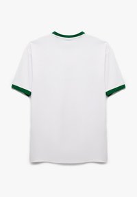 Camiseta blanca de manga corta con cuello y puños de manga de canalé verde. Textura suave, corte clásico con dobladillo recto. Vista trasera.