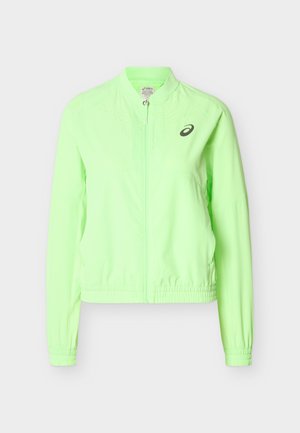 Svetlo zelena športna jakna z razparkom z zadrgo, elastičnimi manšetami in robom, logotipom Asics na prsih ter perforiranim vzorcem blizu ovratnika.