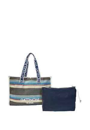 Gestreifte Tragetasche mit blauen, weißen und roten Streifen, blauen Griffen mit weißem Text und einem separaten, einfarbigen marineblauen Reißverschlussbeutel.