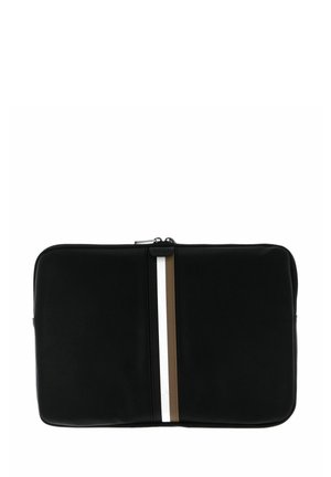 Pochette noire zippée avec des rayures verticales marron et blanches centrées à l'avant, forme rectangulaire, texture lisse.