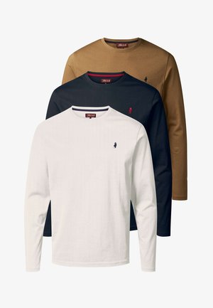Tres camisetas de manga larga con cuello redondo en blanco, azul marino y marrón, cada una con un pequeño logo bordado en el pecho izquierdo.