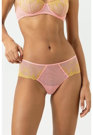 Roze lingerie set met doorschijnend mesh en geborduurde gele kanten accenten. De beha heeft beugelondersteuning en de slips met bikinitaille hebben een laag uitgesneden ontwerp.