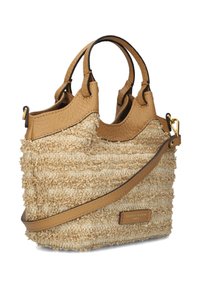 Geweven strohandtas met een beige leren bovenkant en handvatten. Voorzien van een verstelbare schouderband en een textuur met een subtiel patroon.