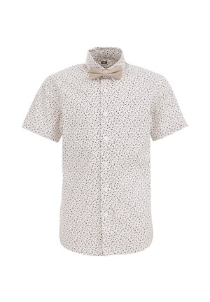 Kortærmet, hvid skjorte med knapper og små sorte blomster print samt beige butterfly fastgjort ved kraven.