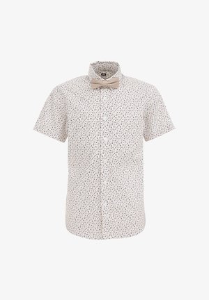 Biała koszula z krótkim rękawem zapinana na guziki, z małym czarnym kwiatowym wzorem i beżową muszką zapinaną przy kołnierzyku.