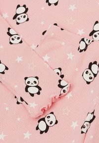 Rosa, geripptes Gewebe mit schwarzem und weißem Panda-Motiv sowie weißen Sternmustern. Das Material ist weich und hat einen leichten Stretch.