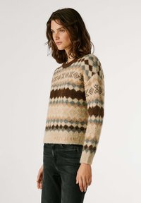 Gebreide trui met een ruitpatroon in beige, bruin en blauwe tinten. Geribbelde ronde halslijn en lange mouwen met een losse pasvorm.