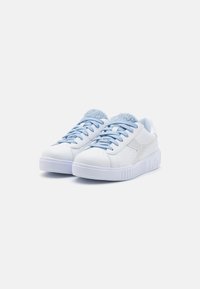 Zapatillas blancas con un acabado de cuero suave, cordones azul claro y acentos azul suave en la lengüeta; suela de goma blanca texturizada.