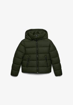 Giacca a vento imbottita di colore verde scuro con cappuccio, chiusura frontale con zip e due tasche laterali. Presenta un design trapuntato con una texture morbida e imbottita.