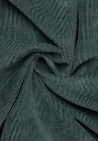 Tessuto testurizzato e rigato di un profondo colore teal, con morbide pieghe e onde. Il materiale appare liscio con un motivo fine e uniforme.