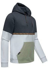 Sudadera con capucha en navy, blanco y verde oliva. Presenta un bolsillo tipo canguro, sección superior en contraste y acentos bordados en el bolsillo.