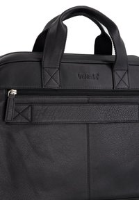 Sort lædermappe med tekstureret overflade, der har en lynlåslomme foran, forstærkede håndtag og præget logo på forsiden.