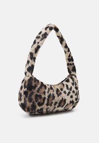 Sac réversible en fausse fourrure douce avec un motif léopard et une poignée incurvée, doté d'une fermeture éclair visible sur le dessus.
