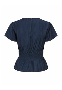 Blouse bleu marine à manches courtes en tissu texturé, taille froncée, ourlet à basque et petite fermeture à bouton au dos au-dessus d'une ouverture en forme de trou de serrure.