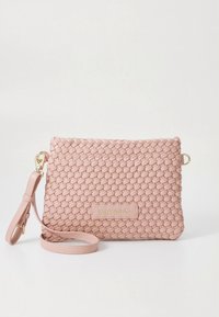 Vävd rosa axelremsväska i läder med platt form, guldfärgade detaljer och logotyp. Justerbar rem för mångsidiga bärmöjligheter.