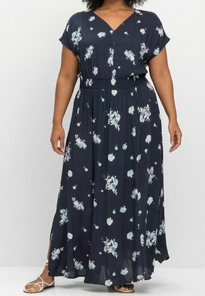 Mørkeblå blomster maxi kjole med V-hals, korte ærmer og smocket talje. Har lyseblå og hvide blomster mønstre samt en flydende silhuet.