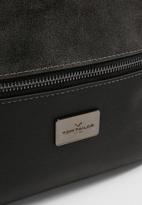 Porte-monnaie Tom Tailor Elin - Fermeture Zippée Tout Autour - Cuir Synthétique Gris - Dimensions 19x10,5x2,5 Cm