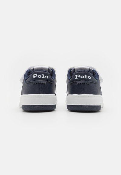 Sneakers in pelle blu navy con accenti bianchi, dotati di una suola testurizzata e del logo "Polo" sul retro. Design a profilo basso con forma arrotondata.