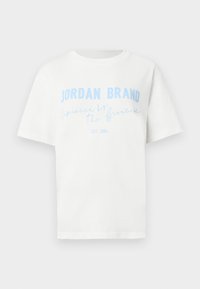 Fehér, rövid ujjú póló, világoskék felirattal: "JORDAN BRAND Inspired by the Greatest EST. 1984" az elején.