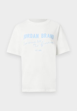 Biały t-shirt z krótkim rękawem z jasnoniebieskim napisem "JORDAN BRAND Inspired by the Greatest EST. 1984" z przodu.