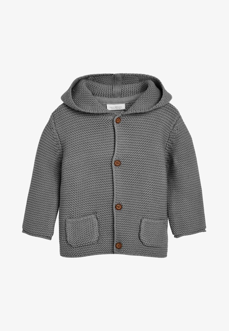 Cardigan pour bébé tricoté gris avec capuche, boutons à l’avant et deux poches sur fond blanc.