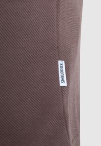 Smilodox OSKAR - Jednoduché tričko - braun