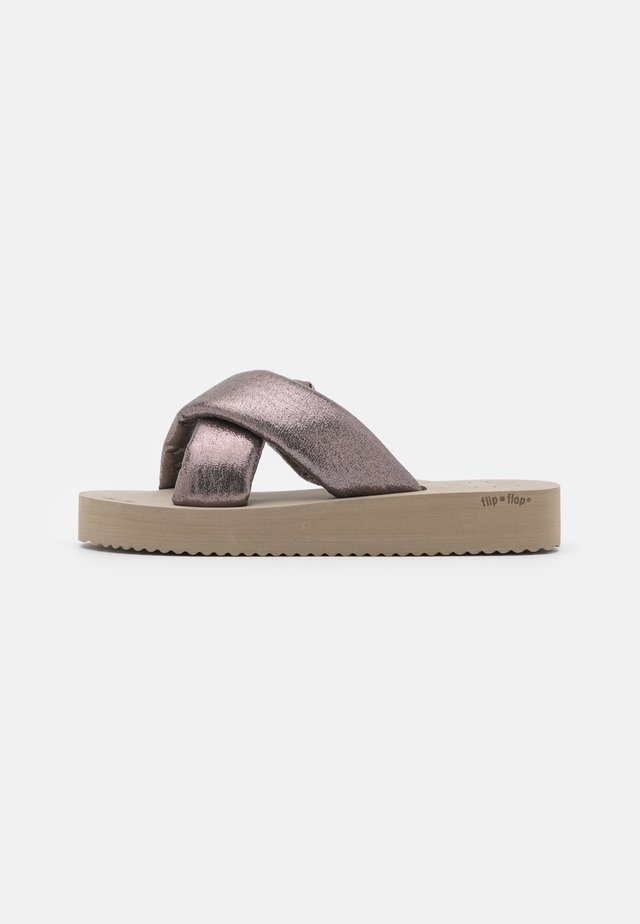 PLATEAU CHIC - Klapki - taupe/dark bronze