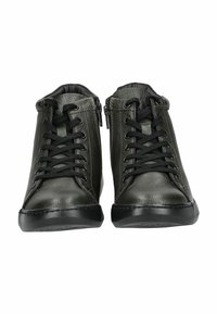 Zapatos de cuero verde oliva oscuro tipo bota alta con cordones negros, dos cremalleras laterales y un acabado texturizado. Suelas de goma negras y detalles de costura.