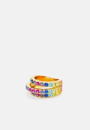 Bague double bande en or avec des rangées de petites pierres précieuses rondes multicolores disposées en motif arc-en-ciel.