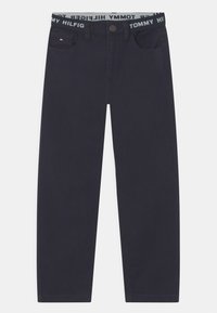 Granatowe bawełniane spodnie o prostym kroju, z przednimi kieszeniami, zapięciem na guzik oraz elastycznym paskiem z logo.