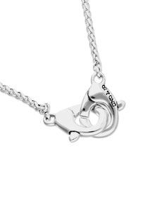 Collar de plata con diseño de cierre entrelazado. Los eslabones son lisos con un acabado pulido. Detalle grabado en uno de los cierres.