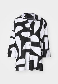 Camisa abotonada en blanco y negro con patrones abstractos, hecha de una tela ligera. Presenta un cuello con solapa y mangas de tres cuartos.