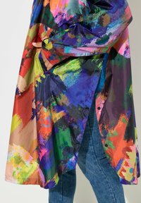 Giacca impermeabile leggera e colorata con motivo astratto a schizzi in viola, verde, arancione e rosa; dotata di bottoni a pressione e tasca laterale.