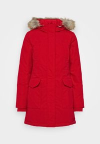 Parka de invierno roja con capucha con borde de piel, dos bolsillos frontales y puños acanalados. El material parece cálido y acolchado para aislamiento.