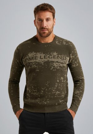 Grüner Strickpullover mit strukturiertem Muster und dem Text "LEGEND" auf der Brust; gerippter Kragen und Bündchen; taillierte Passform.