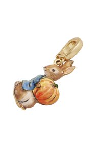Prívesok s králikom, ktorý drží oranžovú tekvicu, podrobne zdobený hnedou a modrou emailovou farbou, zasadený v zlatom kovovom odtieni.