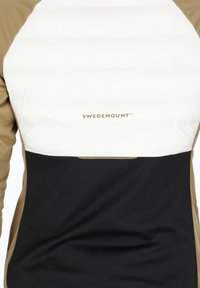 Gepolsterte Jacke in Braun und Schwarz, mit einem weißen oberen Rücken, goldenem Logo und einer taillierten Passform mit strukturierter Oberfläche.