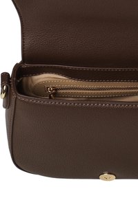 Borsa a mano in pelle marrone con superficie testurizzata. L'interno presenta una tasca con zip dorata e un rivestimento beige coordinato. Chiusura a morsetto magnetico.