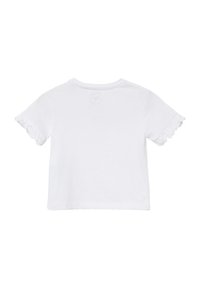 Witte katoenen t-shirt met korte ruches mouwen, een ronde hals en een klein, rond logo op de achterkant, gladde textuur.