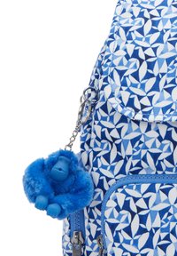 Mochila de tela azul y blanca con estampado, con un llavero de gorila de peluche azul adjunto, que cuenta con una cremallera y un bolsillo frontal.