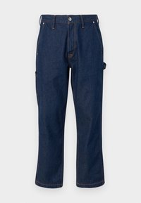 Pantalones de mezclilla azul oscuro con corte recto, que presentan costuras naranjas en contraste y bolsillos laterales, asegurados con un botón de metal.