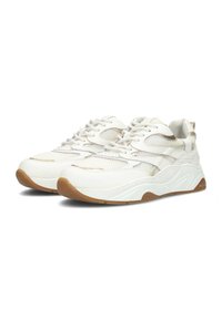 Sneaker bianchi in mesh e pelle con suola in gomma. Presentano un design con lacci, accenti testurizzati e dettagli metallici sottili.