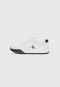 Calvin Klein witte sneaker met zwarte zool, suede en mesh panelen, CK-logo op de zijkant en Calvin Klein branding op de hiel en zool.