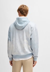 Gaiši zila kapuce ar izšūtiem logotipiem mākoņu rakstā, ar kapuci, ribotām piedurknēm un apakšmalu. Izgatavota no mīksta auduma.