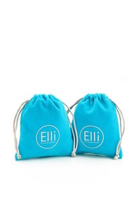 Kaks türkiissinist nööriga kotti, mis on valmistatud pehmest kangast, millel on valge ringikujuline logo "Elli" ning hõbedane nöör.